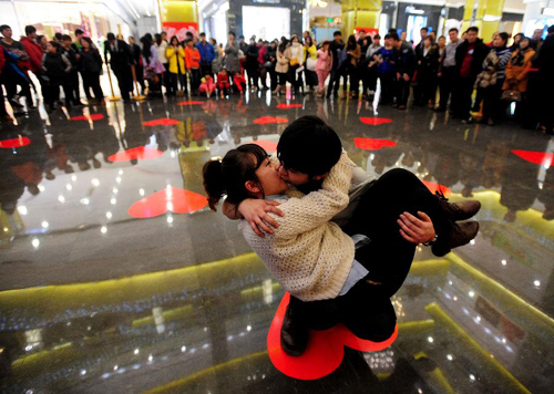 Trung Quốc: Các cặp đôi tự tin thi hôn nơi công cộng